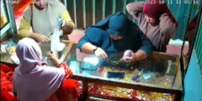 Viral Dua Emak-emak Kompak Curi Kalung Emas di Lamongan, Aksinya Terekam CCTV – Berita Jatim