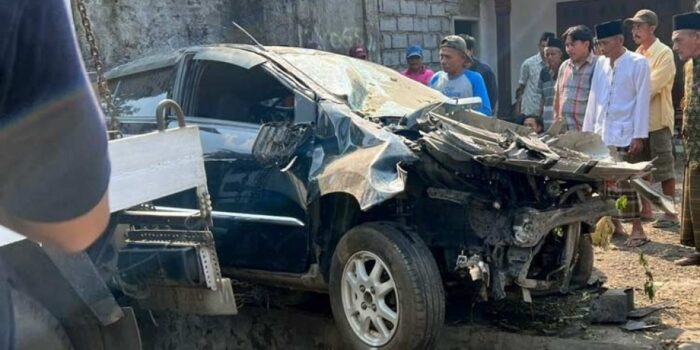 Brakkk! Mobil Tabrak Pembatas Jalan, Kades di Probolinggo Meningal Dunia