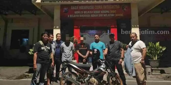 2 Pria Ditangkap Usai Rampas Motor dan Ponsel, Modusnya Ajak Korban Cari Duren di Wonosalam – Berita Jatim