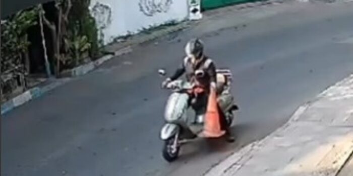Viral Aksi Pemotor Nekat Ambil Traffic Cone di Jalanan Pasuruan, Warganet: Vespa Matic Masak Nyuri – Berita Jatim