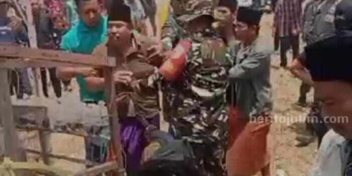 Heboh, Aksi bak Koboi Pria Bangkalan Bawa Pistol di TPS Pilkades Terekam Kamera – Berita Jatim