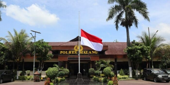 1 Tahun Tragedi Kanjuruhan, Polres Malang Kibarkan Bendera Setengah Tiang dan Berdoa Bersama