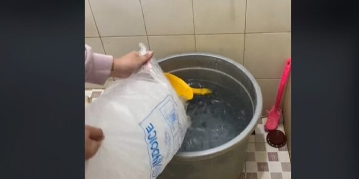Kediri Sedang Panas, Viral Momen Mbak-Mbak Kejar Penjual Es Batu untuk Mandi – Berita Jatim