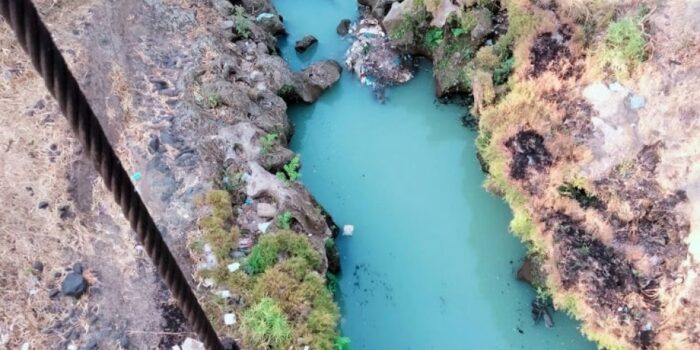 Tercemar, Sungai Welang Pasuruan Berubah Warna Menjadi Hijau Tosca