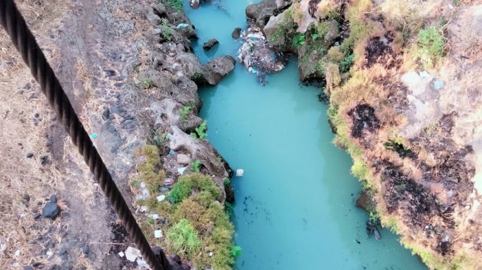 Tercemar, Sungai Welang Pasuruan Berubah Warna Menjadi Hijau Tosca
