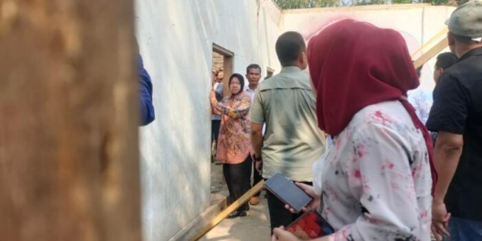 Tak Hanya Renovasi Rumah Ibu dan Anak di Blitar, Risma Juga Ambil Sampel Air untuk Diteliti