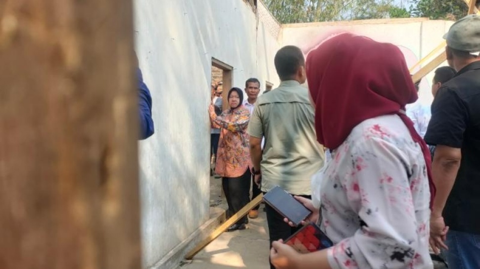 Tak Hanya Renovasi Rumah Ibu dan Anak di Blitar, Risma Juga Ambil Sampel Air untuk Diteliti