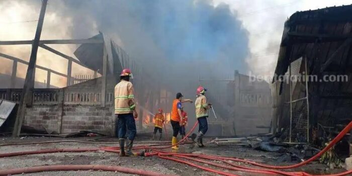 Kebakaran di Pasuruan, Gudang Penyimpanan Limbah Pabrik Hangus – Berita Jatim