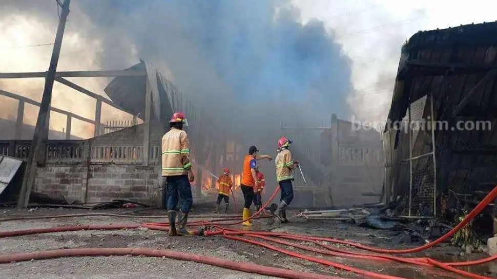 Kebakaran di Pasuruan, Gudang Penyimpanan Limbah Pabrik Hangus