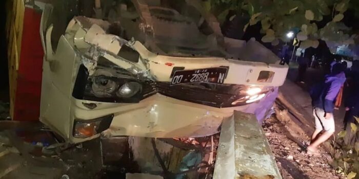 Kronologi Kecelakaan Truk Wisatawan di Malang, Terbalik Usai Tabrak Pagar Rumah, 2 Orang Meninggal – Berita Jatim