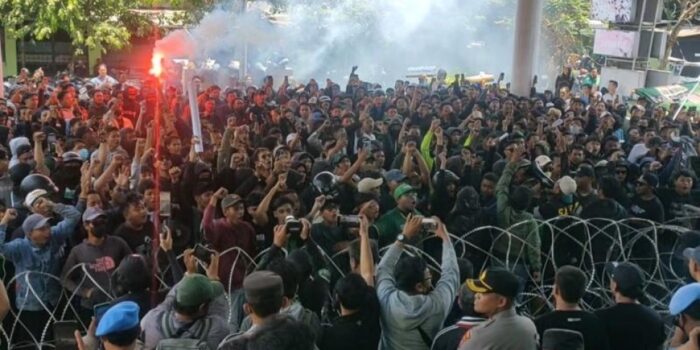 Tiga Kali Kalah Beruntun, Ratusan Bonek Geruduk Kantor Persebaya 'Senggol' Manajemen