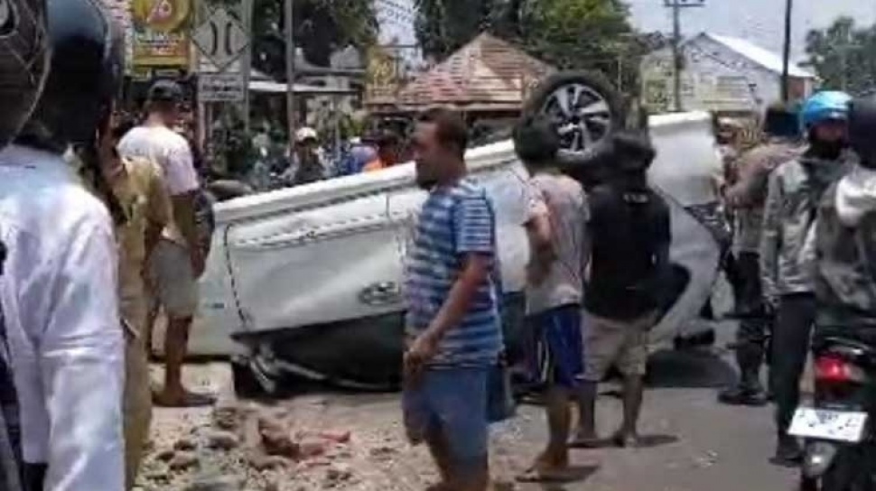Bruakkk! Mobil WNA Asal Belgia Kecelakaan di Sitobondo, Kondisinya Ringsek