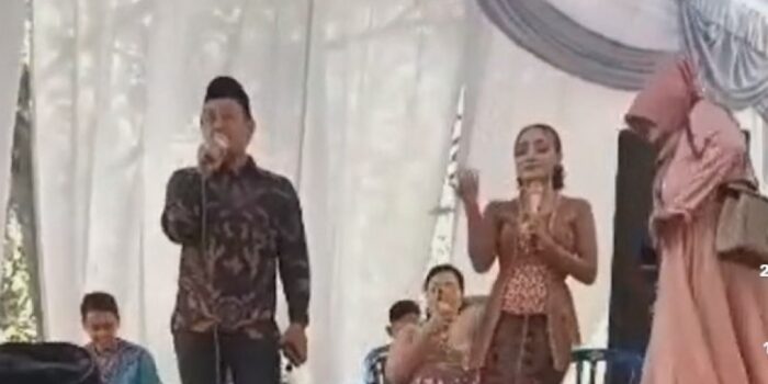 Viral Video Emak-Emak Sawer Sinden dengan Cara Dilempar, Diduga Terjadi di Ngawi