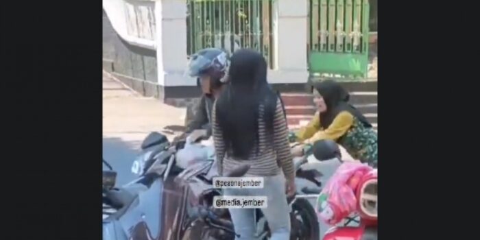 Wanita Tahan Maling di Minimarket Jember, Reaksi Warga Sekitar Bikin Geleng-geleng: Cowok-cowok Culun