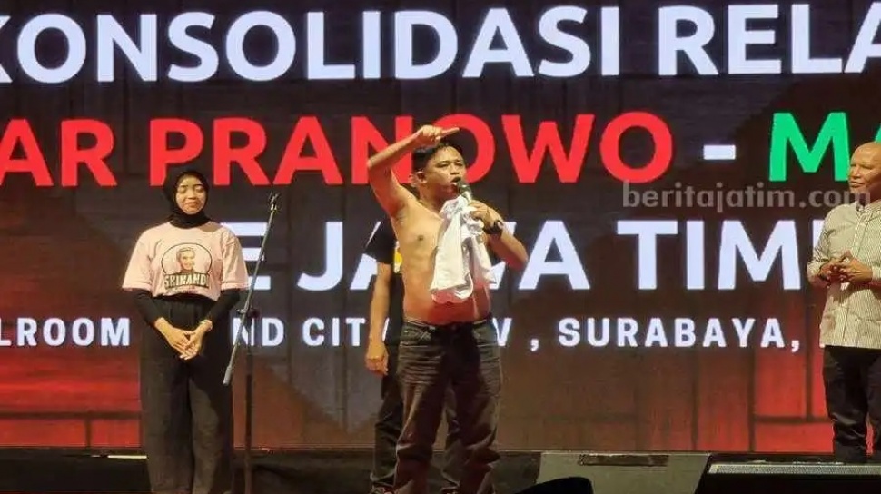 Kecewa dengan Gibran, Relawan Jokowi Nekat Buka Baju di Atas Panggung