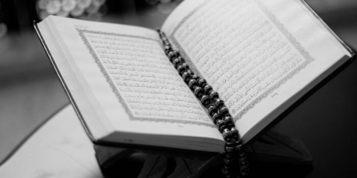Bacaan Surat Al-Kahfi Ayat 1-10, Amalkan Agar Dijauhkan dari Musuh yang Ingin Menyakiti – Berita Jatim