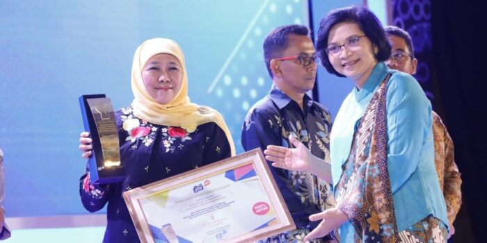 Gubernur Khofifah Raih Penghargaan Jatim Bangkit Awards 2023