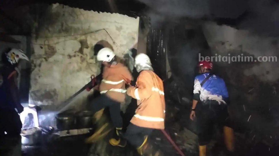 Lupa Mematikan Kompor, Rumah di Mojokerto Hangus Terbakar