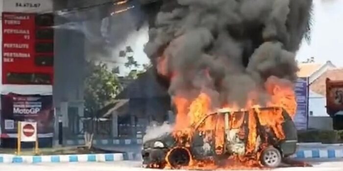 Mobil di Lumajang Terbakar Saat Isi BBM, Pegawai SPBU Panik