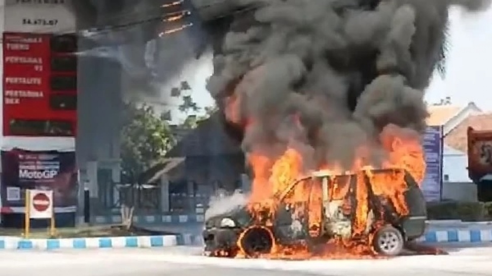 Mobil di Lumajang Terbakar Saat Isi BBM, Pegawai SPBU Panik