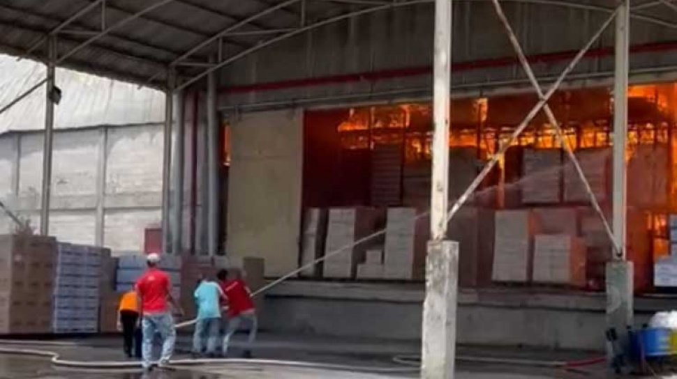 PMK Pasuruan Bantu Pemadaman Kebakaran Pabrik Tisu di Mojokerto