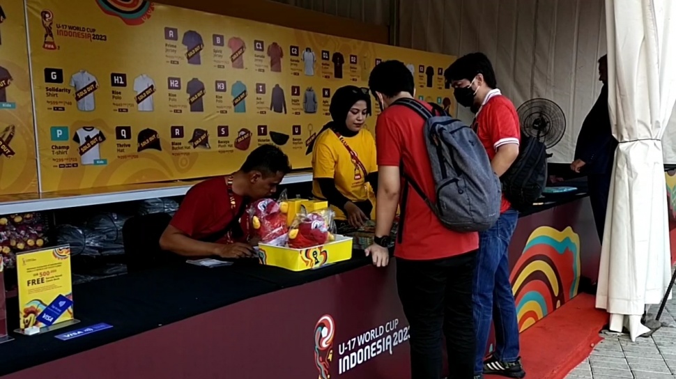 Penjualan Merchandise Piala Dunia U-17 di Surabaya Meroket