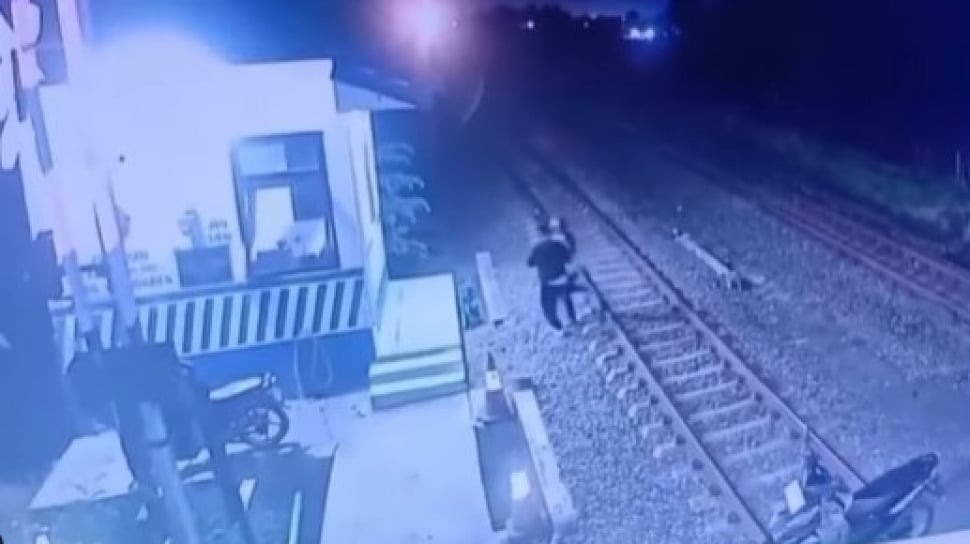 Viral Aksi Heroik Petugas Palang Pintu Gagalkan Percobaan Bunuh Diri Seorang Cewek di Rel Kereta