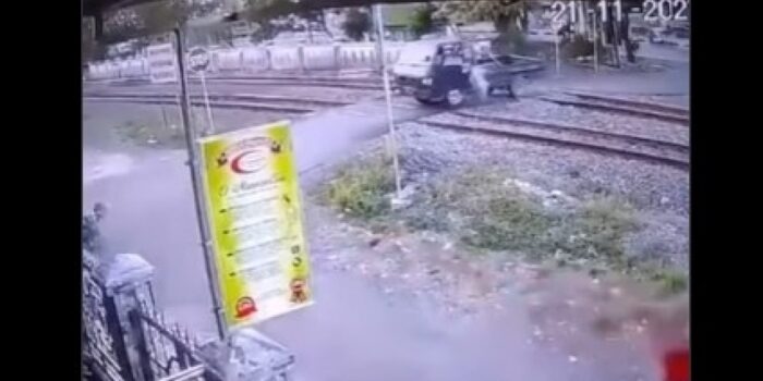 Detik-detik Pengendara Pikap Selamatkan Diri Sebelum Mobilnya Tertabrak Kereta di Lamongan – Berita Jatim
