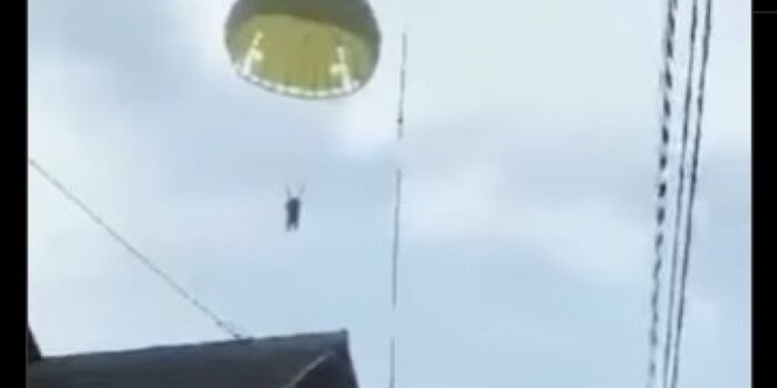 Detik-detik Anggota TNI Terjun Payung Mendarat di Atap Rumah Warga Blitar, Parasut Tersangkut Antena