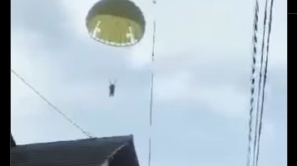 Detik-detik Anggota TNI Terjun Payung Mendarat di Atap Rumah Warga Blitar, Parasut Tersangkut Antena