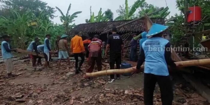 Waspada Hidrometeorologi, Angin Kencang Robohkan Rumah di Ngawi