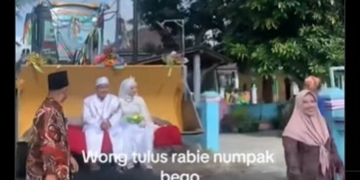 Viral Pengantin Diarak Naik Bego, Warganet: Bos Alat Berat – Berita Jatim