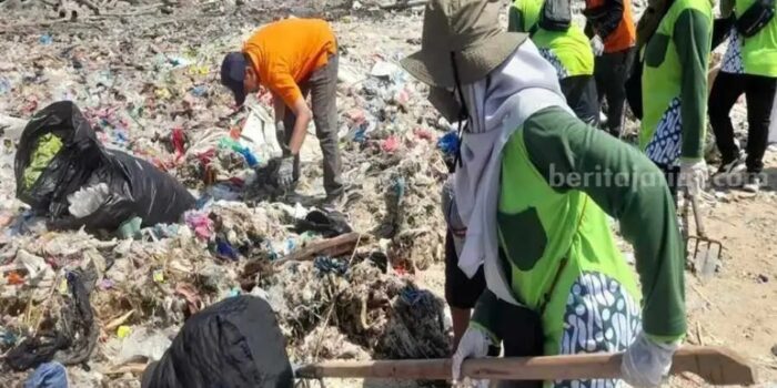 Sampah di Pantai Gili Ketapang Menumpuk, 4 Ton Terkumpul – Berita Jatim