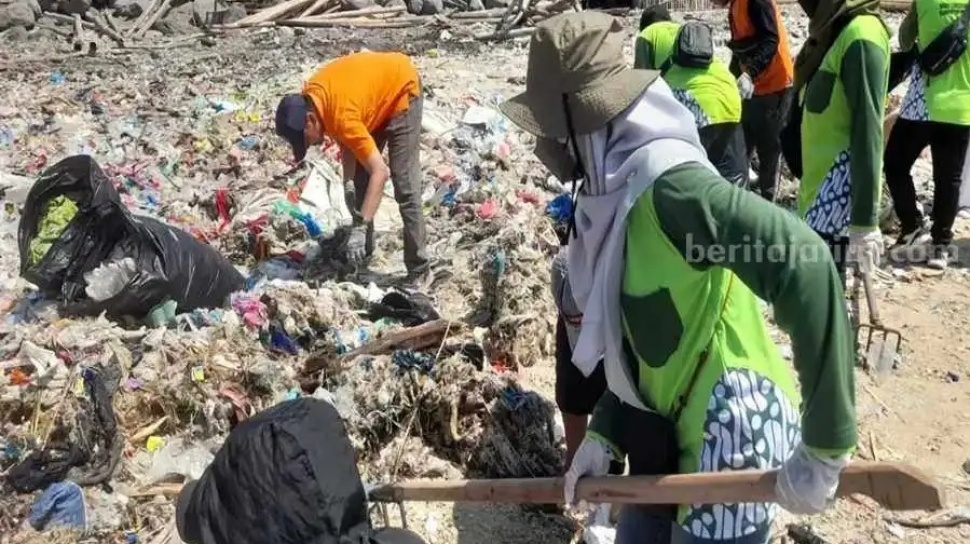 Sampah di Pantai Gili Ketapang Menumpuk, 4 Ton Terkumpul