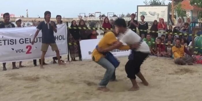 Serunya Anies, Prabowo, dan Ganjar ‘Ikut’ Gelut Pethol di Pantai Kelapa Tuban – Berita Jatim