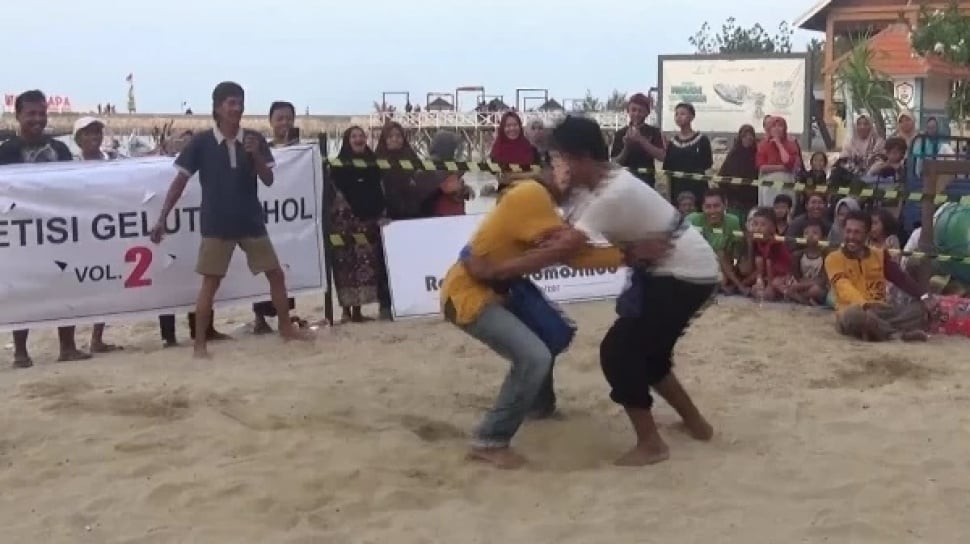 Serunya Anies, Prabowo, dan Ganjar 'Ikut' Gelut Pethol di Pantai Kelapa Tuban