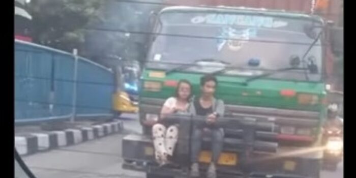 Viral Sejoli Duduk Berduaan di Bumper Depan Truk Kontainer, Warganet: Dunia Milik Berdua – Berita Jatim
