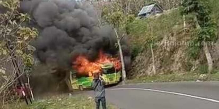 Menegangkan! Detik-detik Elf Wisatawan Terbakar di Magetan, Begini Kondisi Penumpang