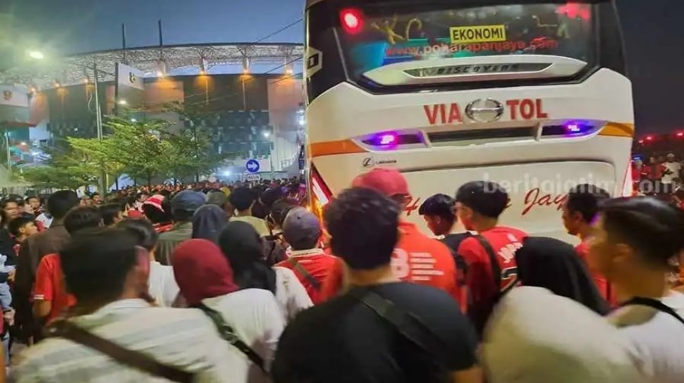 Penonton Berebut Shuttle Bus Usai Nonton Piala Dunia U-17, Dishub Surabaya Angkat Bicara