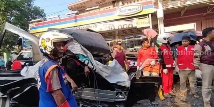 Kecelakaan 2 Pikap Adu ‘Banteng’ di Mojokerto, Kondisi Mobil Rusak Parah – Berita Jatim