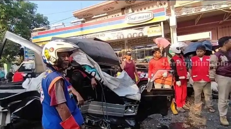 Kecelakaan 2 Pikap Adu 'Banteng' di Mojokerto, Kondisi Mobil Rusak Parah