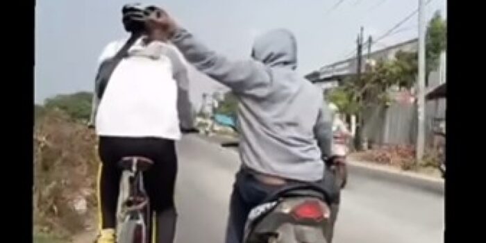 Viral! Detik-detik Pesepeda Dijambret saat Asyik Gowes hingga Terjatuh