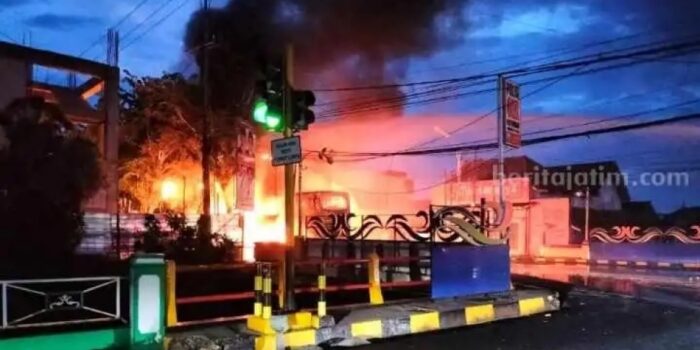 Muncul Asap, Bus Jakarta-Sumenep Hangus Terbakar di Pamekasan