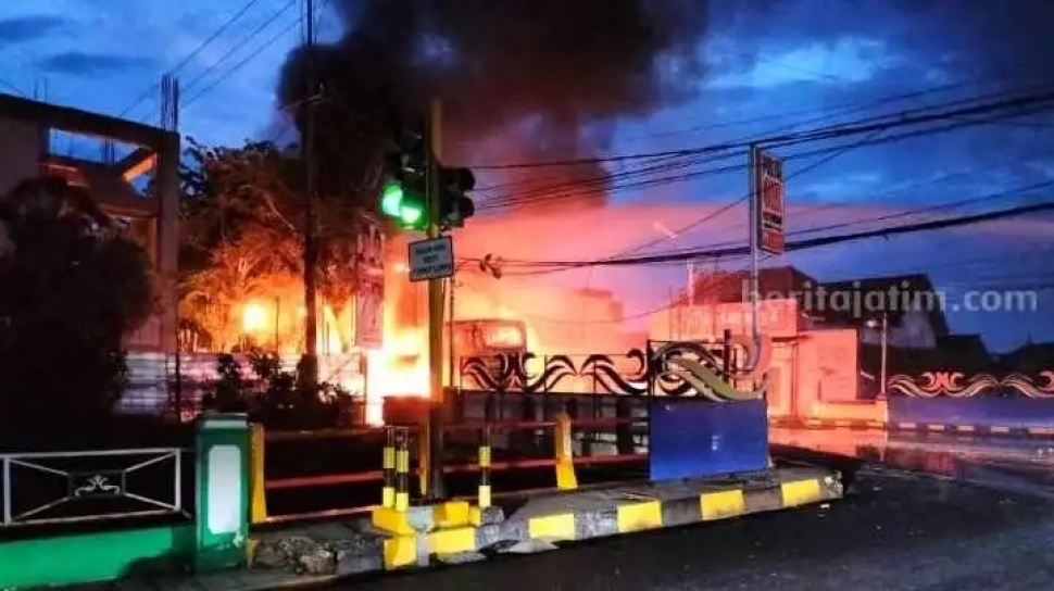 Muncul Asap, Bus Jakarta-Sumenep Hangus Terbakar di Pamekasan