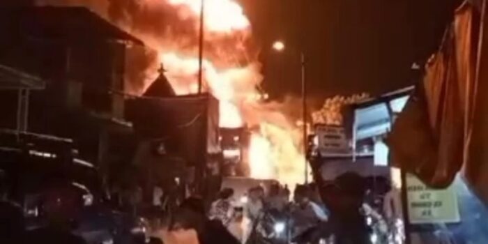 Ngeri! Detik-Detik Kebakaran di Dusun Keling Sidoarjo, Terdengar 7 Kali Ledakan – Berita Jatim