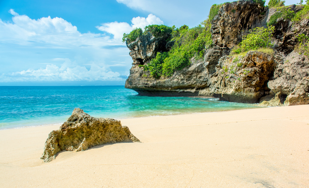 Pantai Pasir Putih yang Mempesona & Eksotis di Bali