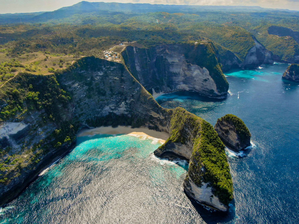 Menikmati keindahan pantai Kelingking Nusa Penida