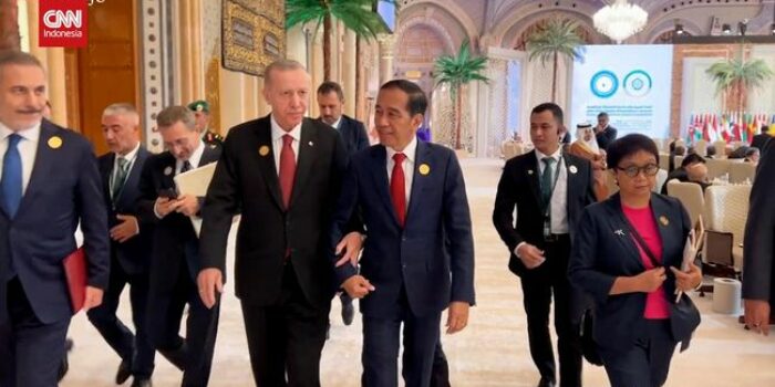 Berita Erdogan Gandeng Erat Tangan Jokowi di KTT OKI Riyadh