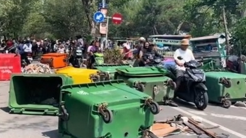 Viral Video Tempat Sampah Berserakan di Jalan Pantai Kenjeran, Kasatpol PP Surabaya Buka Suara