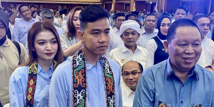 Gibran Tetap Perhatian dengan Selvi Ananda di Tengah Kerumunan